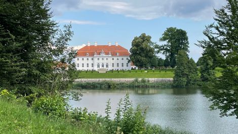Schloss Meseberg vom See aus gesehen, Bild: Antenne Brandenburg / Claudia Stern