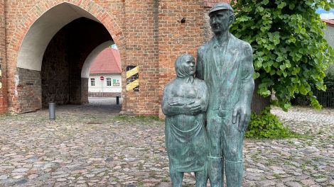 Skulptur vor dem Ruppiner Tor, Bild: Antenne Brandenburg / Claudia Stern