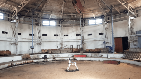 Einst Trainingsort der Jongleure und Artisten des DDR-Staatszirkus - die denkmalgeschützte Probier-Manege in Hoppegarten, Foto: Antenne Brandenburg, Eva Kirchner-Rätsch