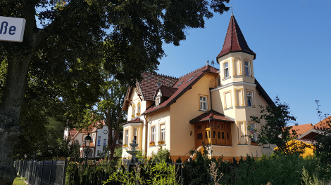 Großzügige Villenbauten zeugen vom Aufschwung der Rennbahngemeinde Ende des 19.Jh. Heute sind sie denkmalgerecht saniert., Foto: Antenne Brandenburg, Eva Kirchner-Rätsch