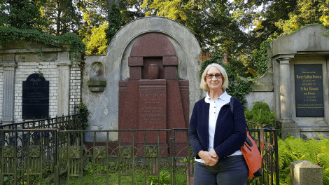 Arbeitet die Geschichte der historischen Wandgräber in Hoppegarten auf - Astrid Fritsche, Foto: Antenne Brandenburg, Eva Kirchner-Rätsch