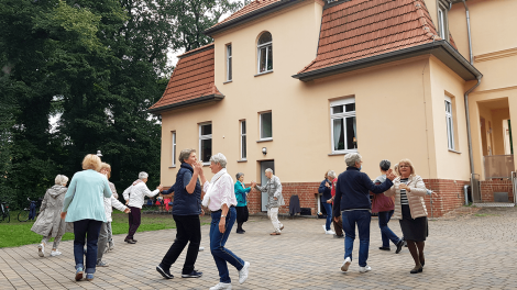 Beliebt in Hoppegarten - der Tanzkurs im bzw. vor dem Haus der Generationen, Foto: Antenne Brandenburg, Eva Kirchner-Rätsch