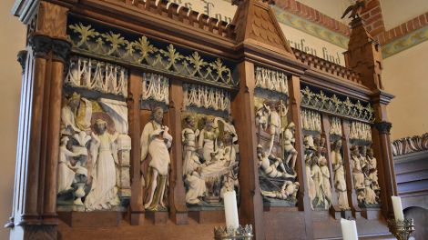 Der Altar aus Alabaster, einem Gipsmineral, in der Dorfkirche in Mödlich ist eine Besonderheit: er ist der einzige komplett erhaltene in Deutschland seiner Art, Bild: Antenne Brandenburg / Björn Haase-Wendt