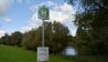 Haltestellen mitten in der Natur. Hier stoppt aber kein Bus, viel mehr soll der Blick auf besondere Orte in der Natur gelenkt werden, wie hier das Brackwasser Besandten, Bild: Antenne Brandenburg / Björn Haase-Wendt