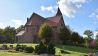 Die St. Johanniskirche in Kietz steht auf freiem Feld – auf einer sogenannten Warft. Sie schützte sie vor Fluten. In der Kirche drehte Til Schweiger seinen Film „Honig im Kopf“, Bild: Antenne Brandenburg / Björn Haase-Wendt