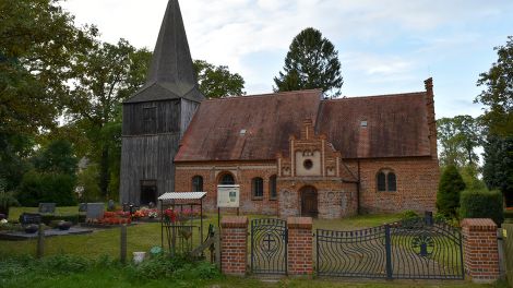 Die Dorfkirche Mödlich stammt aus dem 15. Jahrhundert. Hier ist auch der niederländische Admiral Gijsels van Lier begraben, Bild: Antenne Brandenburg / Björn Haase-Wendt