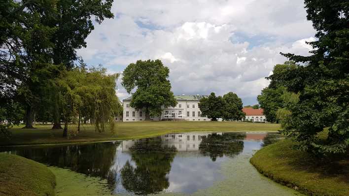 Blick aus dem Park zum Schloss Neuhardenberg, Foto: Antenne Brandenburg, Eva Kirchner-Rätsch