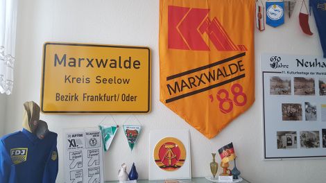 Zu finden im Dorfmuseum: Ein altes Ortseingangsschild. Bis 1991 hieß Neuhardenberg Marxwalde., Foto: Antenne Brandenburg, Eva Kirchner-Rätsch