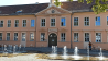 Mitten in Neuruppin steht keine Kirche, sondern das Alte Gymnasium. Es wurde 1790 nach einem Stadtbrand gebaut und hat den Grundriss einer barocken Schlossanlage. Unter anderem Theodor Fontane und Eva Strittmacher besuchten die Schule.