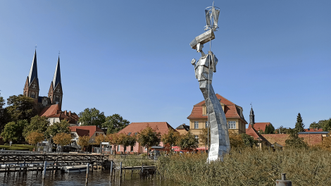 „Parzival am See“ wacht seit 1998 am Neuruppiner Seeufer. Die 17 Meter hohe Stahlskulptur soll den Aufbruch Neuruppins symbolisieren – nach dem Abzug des Militärs.