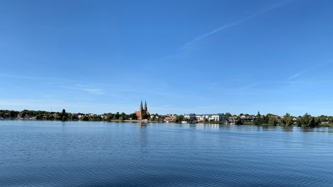 Blick auf Neuruppin vom Ruppiner See. Er ist mit 14 Kilometern der längste See Brandenburgs.