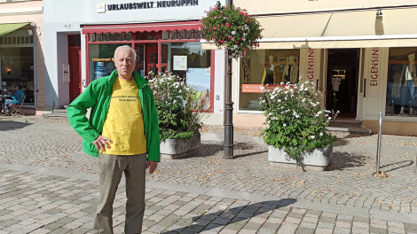 Norbert Dührsen und weitere 50 Neuruppiner sorgen dafür, dass die Fontanestadt noch schicker ist. Der Verschönerungsverein kümmert sich seit 2005 um das Stadtbild, bepflanzt und pflegt die Blumenampeln am Schulplatz oder organisiert Reinigungsaktionen im Stadtpark.