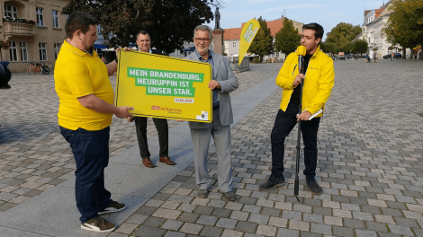 Wir überreichen das Ortsschild an Bürgermeister Jens-Peter Golde, Foto: A. Heisig, Antenne Brandenburg