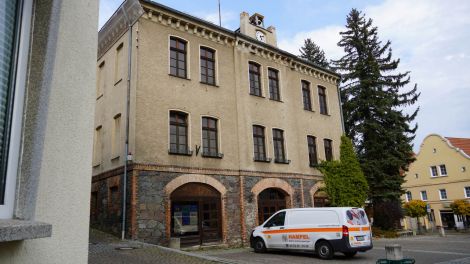 2009 musste die Gemeinde ihr Rathaus verkaufen, um Schulden zu tilgen. Seither steht das Gebäude leer, Bild: Antenne Brandenburg / Fred Pilarski