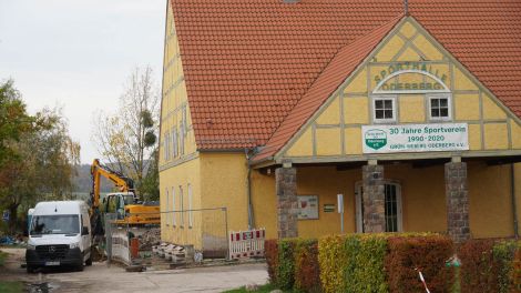 Jahrelang waren die Umkleideräume feucht und nicht nutzbar. Jetzt wird das Mauerwerk trockengelegt. Oderberg kann sich wieder auf ungestörten Schul- und Freizeitsport freuen, Bild: Antenne Brandenburg / Fred Pilarski