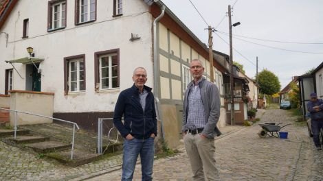 Thomas Goerke und Ulrich Gehner sind aus Berlin nach Oderberg gezogen und sanieren nun ein altes Fachwerkhaus, Bild: Antenne Brandenburg / Fred Pilarski