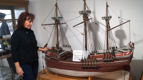 Astrid Müller vor einem Schiffsmodel im Binnenschifffahrtsmuseum, Bild: Antenne Brandenburg /Michel Nowak