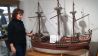 Astrid Müller vor einem Schiffsmodel im Binnenschifffahrtsmuseum, Bild: Antenne Brandenburg /Michel Nowak