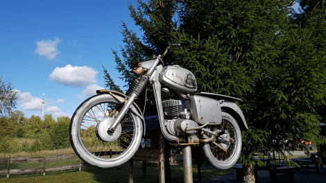 Motorrad zur Begrüßung am Bahnhof von Wendisch Rietz, Foto: Eva Kirchner-Rätsch, Antenne Brandenburg