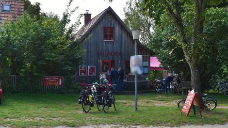 Treffpunkt für Besucher und Zempower: der Regional-Bio-Laden „einLADEN“ mit Café im Dorfzentrum, Bild: Antenne Brandenburg/Haase-Wendt