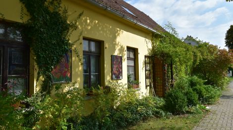 Das Haus von Marina Gensch fällt auf. Hier können Besucher übernachten oder aber den Heil-Kunst-Garten erkunden, Bild: Antenne Brandenburg/Haase-Wendt