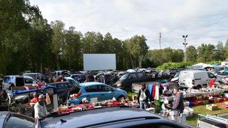 Über 100 Händler vom Profi bis zum Hobby-Verkäufer bieten beim Kofferraumtrödeln auf dem Gelände des Autokinos ihre Waren an, Bild: Antenne Brandenburg/Haase-Wendt