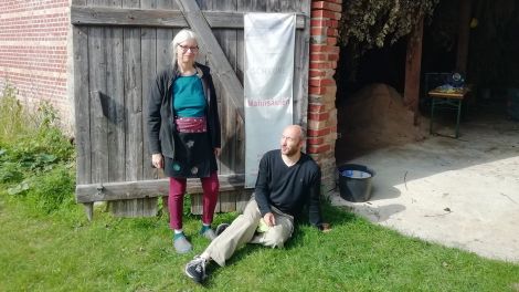 Ulrike Laubenthal und Niels Detloff vom Verein auf ihrem Grundstück vor der „Friedensscheune“, die zum Museum ausgebaut werden soll. Hier soll der fast 20 Jahre lang Kampf gegen das sogenannte Bombodrom in Bildern, Dokumenten, Ausstellungsstücken und Interviews dargestellt werden, Bild: Antenne Brandenburg / Britta Streiter