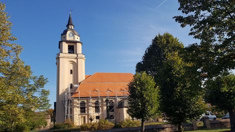 Die Evangelische Kirche Altdöbern am Markt bekommt gerade ein neues Dach,Bild: Antenne Brandenburg/Iris Wußmann