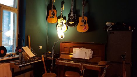 Blick in einen Raum mit verschiedenen Musikinstrumenten im Kultberg (Foto: rbb/Wussmann)