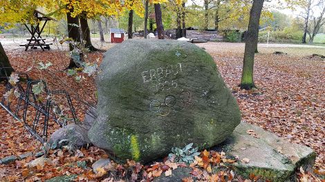 Gedenkstein für das ehemalige Schwimmbad in Ökotanien, Bild: Antenne Brandenburg/Iris Wußmann