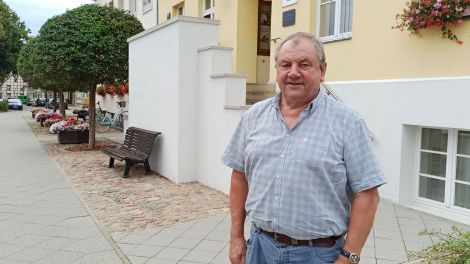 Bürgermeister Hans-Dieter Spielmann liebt die Radwege rund um Bad Wilsnack, nur etwas Wasser zum Baden fehle. Dafür habe Bad Wilsnack aber die Therme.
