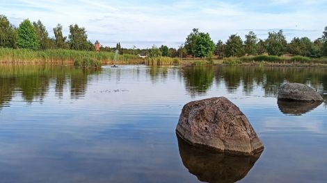 Entspannung pur im Kurpark. Der Karthanepark lockt mit einem Teich, Spiel- und Sportgeräten und einem Aussichtsturm.