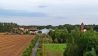 Blick vom Aussichtsturm im Karthanepark auf die Bad Wilsnacker Therme, die unter anderem einen Salzsee hat, auch gerne als „Totes Meer“ der Prignitz bezeichnet.