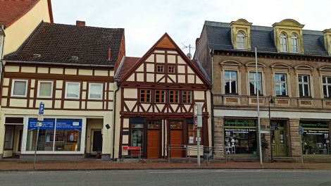 Das älteste Haus der Stadt (Mitte) - erbaut 1692 – beherbergt heute eine Bank.