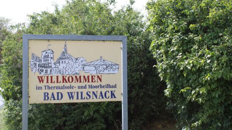 Ein Schild mit der Aufschrift: „Herzlich Willkommen in Bad Wilsnack!“