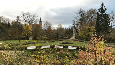 Buckow - Herbstlicher Schlosspark mit Blick von der Liegewiese Richtung Stadtpfarrkirche, Foto: K. Marx