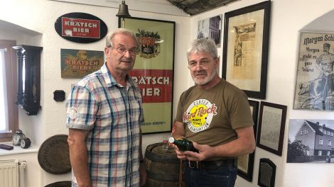 Mitglieder des Vereins Döberner Heimatfreunde e.V. (v.l.) Ralf-Siegbert Milk und Ralf Klekar (stellv. Vorsitzender) im Museum, Ecke „ehemalige Brauerei“, Foto: Antenne Brandenburg/Josefine Jahn