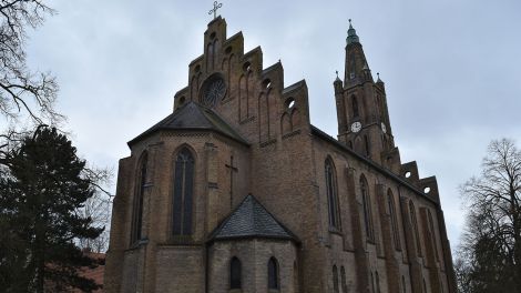 – Die evangelische Kirche in Fehrbellin wurde 1867 erbaut. Der Kirchturm ist 41 Meter hoch. Im Kircheninneren befinden sich Glasmalereien, die aus der Bauzeit der Kirche stammen, Foto: Antenne Brandenburg/Björn Haase-Wendt