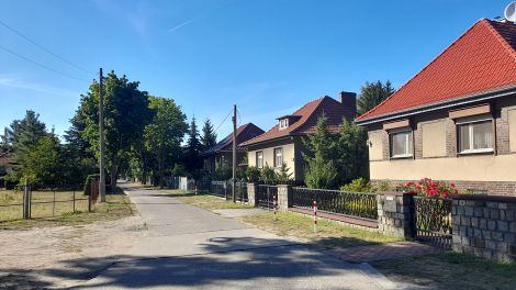 Straße mit Einfamilienhäusern in Fredersdorf-Vogelsdorf, Foto: Antenne Brandenburg/Marie Stumpf