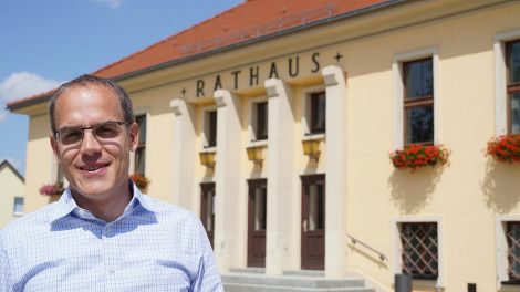 Bürgermeister Thomas Krieger vor dem Rathaus in Fredersdorf-Vogelsdorf, Foto: Antenne Brandenburg/Fred Pilarski