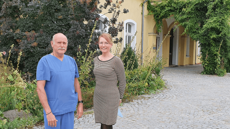 Dr. Holger Bull, Geschäftsführer der Augenklinik in Groß Pankow und Klinikmanagerin Claudia Münn. Foto: Heidelk, Antenne Brandenburg