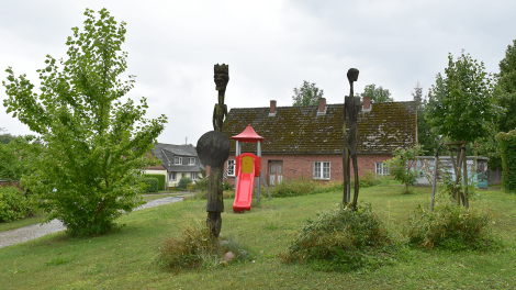 Holzfiguren unweit des Spielplatzes im Groß Pankower Ortsteil Seddin., Foto: Björn Haase-Wendt, Antenne Brandenburg