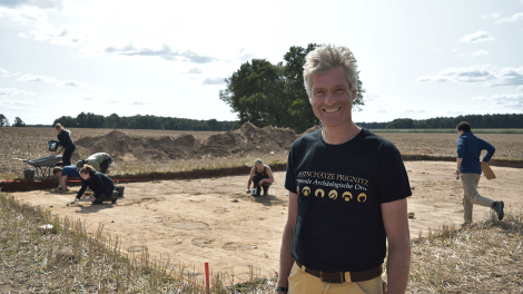 Grabungsleiter Immo Heske von der Universität Göttingen untersucht seit 2016 mit seinen Studenten die Siedlungsstrukturen rund um das Königsgrab., Foto: Björn Haase-Wendt, Antenne Brandenburg