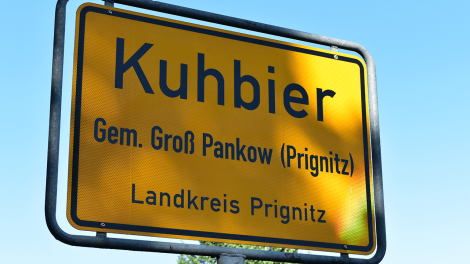 – Der Groß Pankower Ortsteil Kuhbier zählt zu den außergewöhnlichsten in Brandenburg. Einer Legende nach – so ist es am „gelben Haus“ gezeichnet - soll ein Bierkutscher Fässer verloren haben und die Kühe konnten nicht dem Bier widerstehen. , Foto: Björn Haase-Wendt, Antenne Brandenburg