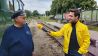 Eisenbahnfreunde unter sich: Antenne-Reporter Christofer Hameister im Fachgespräch mit Mitgliedern des Prignitzer Kleinbahnmuseum Lindenberg e. V.,Foto: Alexander Heisig, Antenne Brandenburg