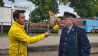 Eisenbahnfreunde unter sich: Antenne-Reporter Christofer Hameister im Fachgespräch mit Mitgliedern des Prignitzer Kleinbahnmuseum Lindenberg e. V.Foto: Alexander Heisig, Antenne Brandenburg