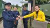 Antenne-Reporter Christofer Hameister löst sein Ticket zu seinem heutigen Glück: mit der Bahn gehts weiter nach Lindenberg., Foto: Alexander Heisig, Antenne Brandenburg