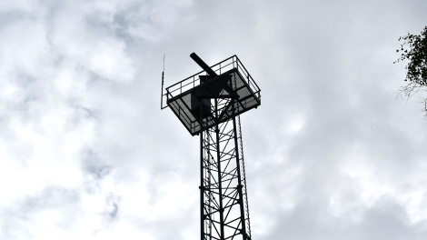 Dieser Radarturm im Ortsteil Groß Woltersdorf sorgt für dunkle Nächte. Er überwacht den Luftraum und sorgt dafür, dass bei den umliegenden Windrädern die Positionsleuchten nur blinken, wenn sich ein Flugzeug oder Hubschrauber nähert, Foto: Björn Haase-Wendt, Antenne Brandenburg