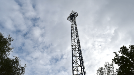 Der Radarturm ist ein Pilotprojekt und überwacht den Flugraum im Umkreis von 24 Kilometern. Wird kein Fluggerät registriert, blieben die Leuchten der Windräder aus. Foto: Björn Haase-Wendt, Antenne Brandenburg