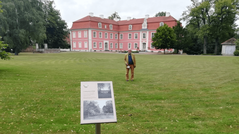 Bernhard von Barsewisch im Schlosspark. Der Park wurde als eine von insgesamt drei Anlagen in der Prignitz vom preußischen Gartenkünstler Lenné gestaltet. Im Park stehen Infotafeln mit historischen Ansichten des Schlosses., Foto: B. Streiter, Antenne Brandenburg